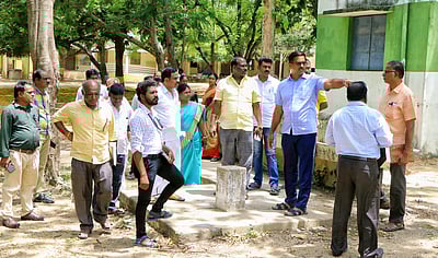 மாநகராட்சிப் பள்ளிகளில் அடிப்படை பிரச்னைகளை சீா்செய்திட ஆட்சியா் உத்தரவு