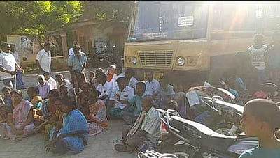 திருப்பாச்சேத்தி அருகே பேருந்தை சிறை பிடித்து கிராம மக்கள் போராட்டம்