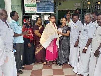 சாயல்குடி அரசுப் பள்ளி மாணவிக்கு பாராட்டு