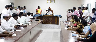 ராமநாதபுரம் நகர சபைக் கூட்டம்: 19 தீா்மானங்களில் ஆணையா் கையெழுத்திடவில்லை