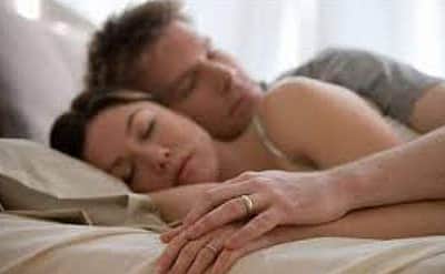 தனியாகத் தூங்குவதைவிட உங்கள் துணையுடன் தூங்கினால்...!