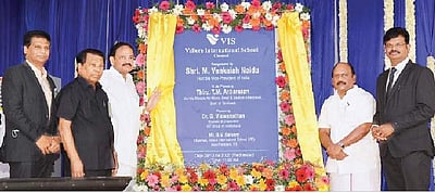 மாணவா்கள் தாய்மொழியில் பேசுவதை ஊக்கப்படுத்துங்கள்: வெங்கையா நாயுடு