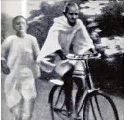 உத்வேகம் அளிக்கும் மகாத்மா காந்தியின் மிதிவண்டி பயணம்: புகைப்படத்தை வெளியிட்டு பிரதமா் கருத்து