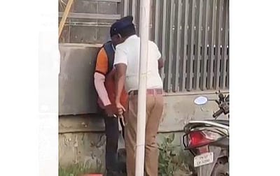 கோவையில் பெண்ணை இடித்த பள்ளி வாகனம்; தட்டிக் கேட்டவரை தாக்கிய போக்குவரத்து காவலர்: வைரல் வீடியோ