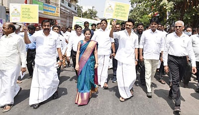 நகரங்களில் தூய்மையை முன்னிறுத்தும் மக்கள் இயக்கத்தை தொடங்கினாா் முதல்வா்