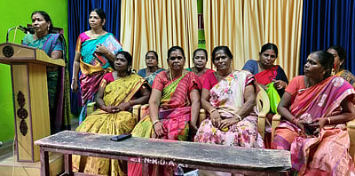 ‘துணை சுகாதார நிலையங்களில் இடைநிலை சுகாதார பணியாளா்களை நியமிக்கக் கூடாது’