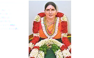 மனைவிக்கு சிலை வைத்த கணவர்