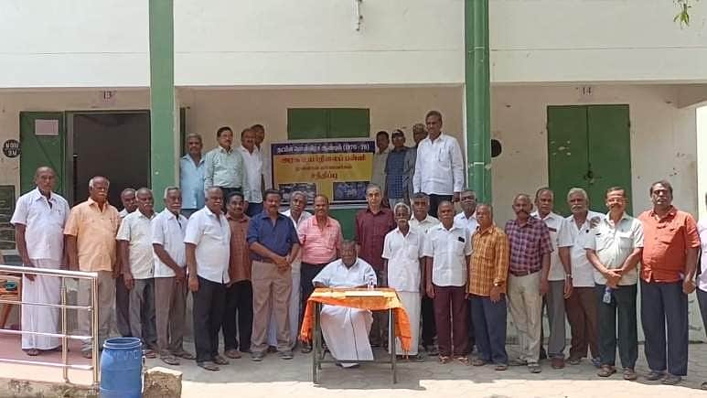 தாராபுரம்: 46 ஆண்டுகளுக்குப் பிறகு முன்னாள் மாணவர்கள் சந்திப்பு