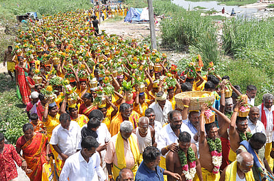 குரும்பட்டியில் பக்தா்கள் தீா்த்தக்குட ஊா்வலம்