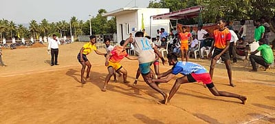 காரப்பட்டு யுனிக் கல்லூரியில் முதலாமாண்டு கபடி போட்டி