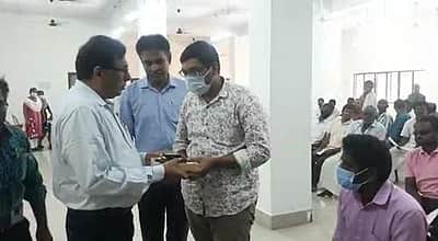 சேலம்: கல்லூரியில் பயிலும் மாற்றுத்திறனாளிகளுக்கு செல்லிடைப்பேசி வழங்கிய மாவட்ட ஆட்சியர்