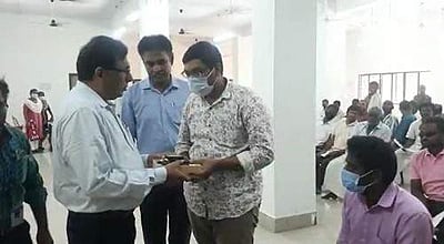 சேலம்: கல்லூரியில் பயிலும் மாற்றுத்திறனாளிகளுக்கு செல்லிடைப்பேசி வழங்கிய மாவட்ட ஆட்சியர்