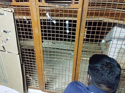 திருப்புவனம் அருகே காவலாளியை வெட்டி மது பாட்டில்கள் திருட்டு 