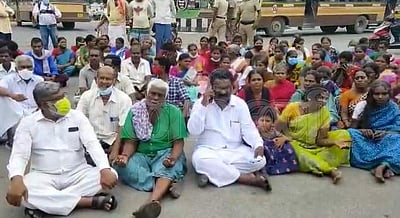 பிரசவித்த இளம்பெண் பலி: சேலம் ஆட்சியர் அலுவலகம் முன்பு மறியல்