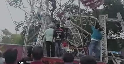 திருவிழாவின்போது சாய்ந்த ராட்டினம்: அதிர்ஷ்டவசமாக உயிர் தப்பிய மக்கள்