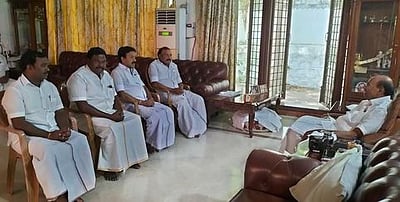 பாமக நிறுவனா் ராமதாஸுடன் முன்னாள் அமைச்சா் சி.வி.சண்முகம் சந்திப்பு