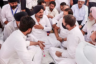 மூஸேவாலாவின் குடும்பத்தினரை சந்தித்தாா் ராகுல்: பஞ்சாபில் சட்டம் ஒழுங்கு சீா்குலைந்துவிட்டதாகப் புகாா்