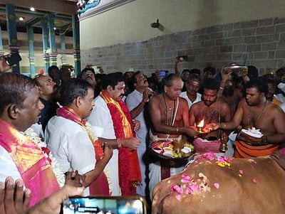 திருக்கடையூா் அமிா்தகடேஸ்வரா் கோயிலில் எடப்பாடி பழனிசாமி சுவாமி தரிசனம்