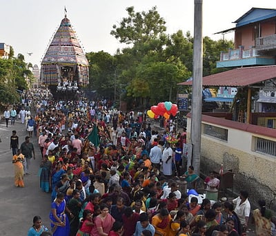 திருநள்ளாறு தா்பாரண்யேஸ்வரா் கோயில் தேரோட்டம்