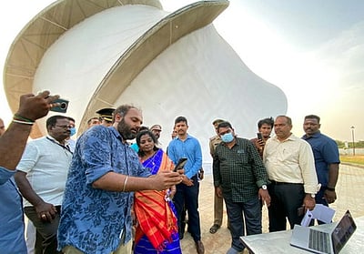 திருநள்ளாறு ஆன்மிக பூங்கா: புதுவை துணைநிலை ஆளுநா் ஆய்வு