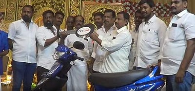 திருமணத்திற்கு வந்தவருக்கு இருசக்கர வாகனம்! இன்ப அதிர்ச்சி அளித்த மணமக்கள்