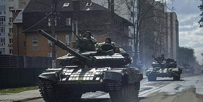 உக்ரைனில் போருக்கு நடுவே கவனம் ஈர்க்கும் இளம் பெண்: புகைப்படம்