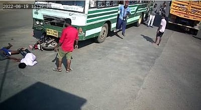 ஆரோவில் அருகே இருசக்கர வாகனம் - அரசுப் பேருந்து நேருக்குநேர் மோதும் சிசிடிவி காட்சி