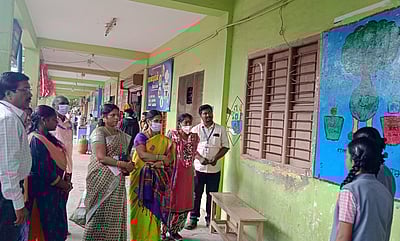 போடியில் சுவா் ஓவியப் போட்டி: மாணவிகளுக்கு பரிசு