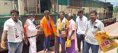 மதுரை- செங்கோட்டை ரயிலுக்கு விருதுநகரில் வரவேற்பு