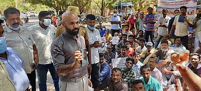 ராமநாதபுரத்தில் காதுகேளாதோா் சங்கத்தினா் விசில் ஊதி நூதனப் போராட்டம்