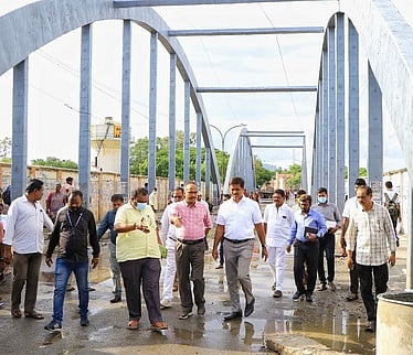 காட்பாடி ரயில்வே பாலம் சீரமைப்பு  இன்றுமுதல் இருசக்கர வாகனங்களுக்கு அனுமதி
