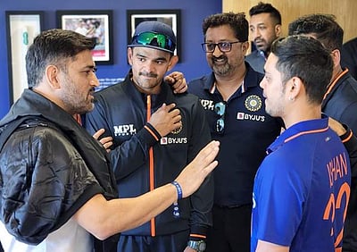 இந்திய வீரர்களுடன் தோனி சந்திப்பு