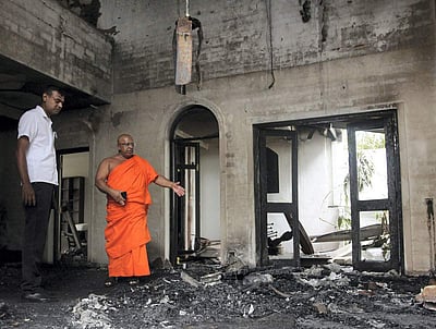 இலங்கையில் பிரதமர் வீட்டிற்கு தீ வைத்த போராட்டக்காரர்கள் - புகைப்படங்கள்