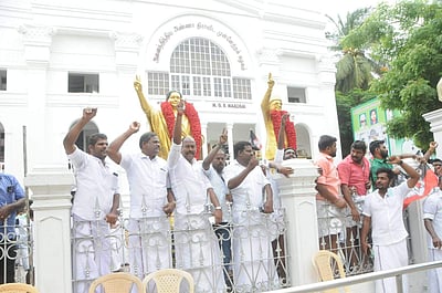 அதிமுக தலைமை அலுவலகத்தை கைப்பற்றிய ஓபிஎஸ் ஆதரவாளர்கள்