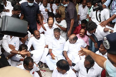 அதிமுக அலுவலகத்திலிருந்து வெளியறினார் ஓ. பன்னீர்செல்வம்; தரையில் அமர்ந்து தர்னா