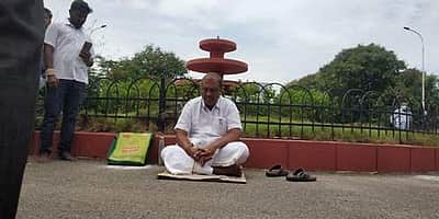 நாமக்கல்: மாவட்ட ஆட்சியரை கண்டித்து எம்.பி. தர்னா போராட்டம்