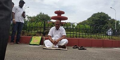 நாமக்கல்: மாவட்ட ஆட்சியரை கண்டித்து எம்.பி. தர்னா போராட்டம்