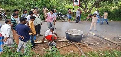 ஆலங்காயம் அருகே சாலையை அகலப்படுத்த கோரி மலை கிராம மக்கள் போராட்டம்