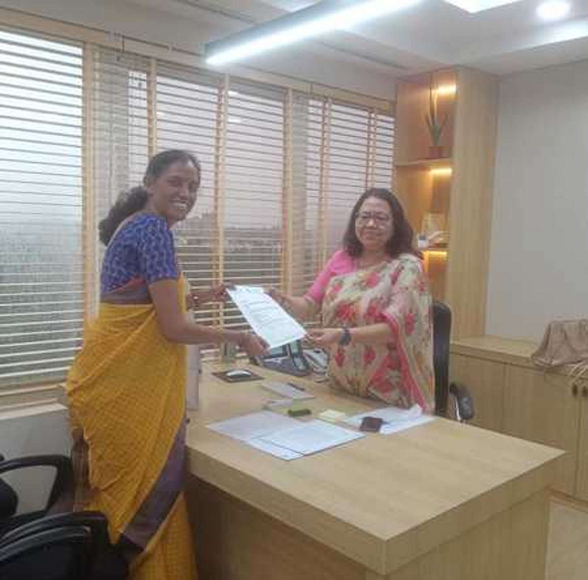 கரூா் தொகுதியில் நிலுவையில் உயா்நிலை மேம்பாலப் பணிகள்: விரைவில் ஒப்புதல் வழங்க என்எச்ஏ தலைவரிடம் எம்.பி. மனு