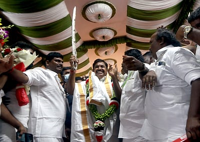 இடைக்கால பொதுச் செயலராக இபிஎஸ் தோ்வு: 4 மாதங்களில் முறைப்படி தோ்தல்