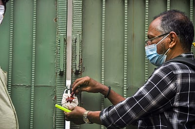 அதிமுக தலைமை அலுவலகத்துக்கு வருவாய்த்துறை சீல்: 7 பிரிவுகளில் வழக்கு: 14 போ் கைது