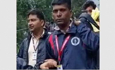 இதுதான் இந்தியா: அமர்நாத் பக்தர்களை முதுகில் சுமக்கும் முஸ்லிம் இளைஞர்கள்