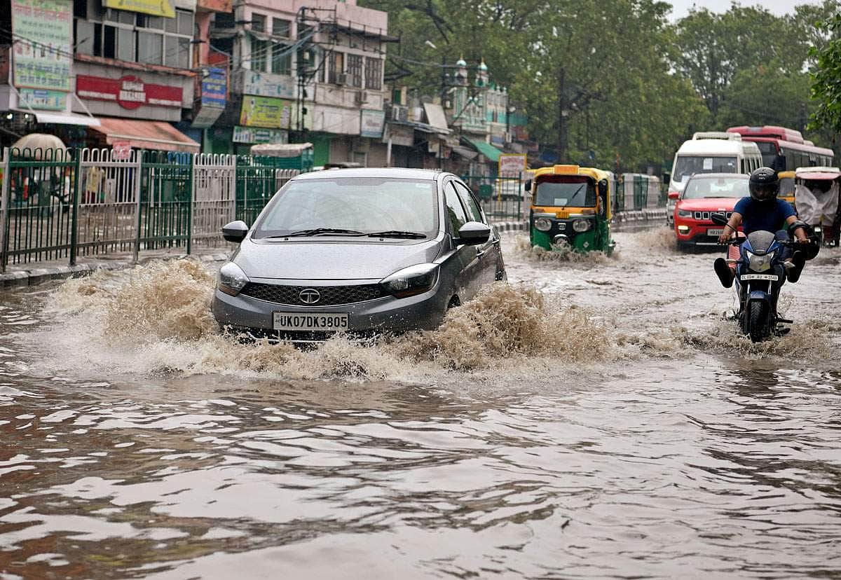 குஜராத் கனமழைக்கு 14 பேர் பலி, 31,000 பேர் வெளியேற்றம்