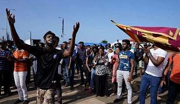 பிரதமர் பதவி விலக வேண்டும்: கொழும்பில் போராட்டம்