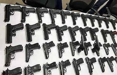 தம்பதியிடம் 45 துப்பாக்கிகள்: விமான நிலையத்தில் கைது