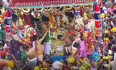 காரைக்காலில் மாங்கனித் திருவிழா: மாங்கனிகளை வாரி இறைத்து பக்தர்கள் வேண்டுதல்