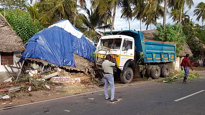 திருவாரூர்: கட்டுப்பாட்டை இழந்து குடிசைக்குள் புகுந்த லாரியால் 5 பேர் காயம்