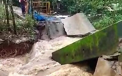 நீலகிரியில் தொடர் மழை: தோட்டமூலாவில் சிறு பாலம் இடிந்தது