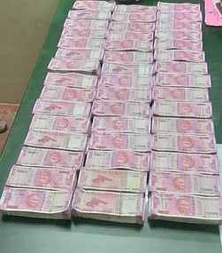 உத்தரப் பிரதேசம்: கள்ளநோட்டுகளை மாற்ற முயன்ற இருவர் கைது