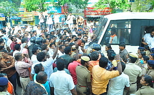 விருதுநகரில் அமைச்சா் வீட்டை பாஜகவினா் முற்றுகையிட முயற்சி244 போ் கைது